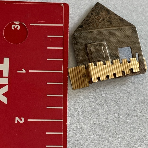 I believe that this is an unsigned Kathleen Doyle Tom Reardon sterling house pin - Picture 6 of 6